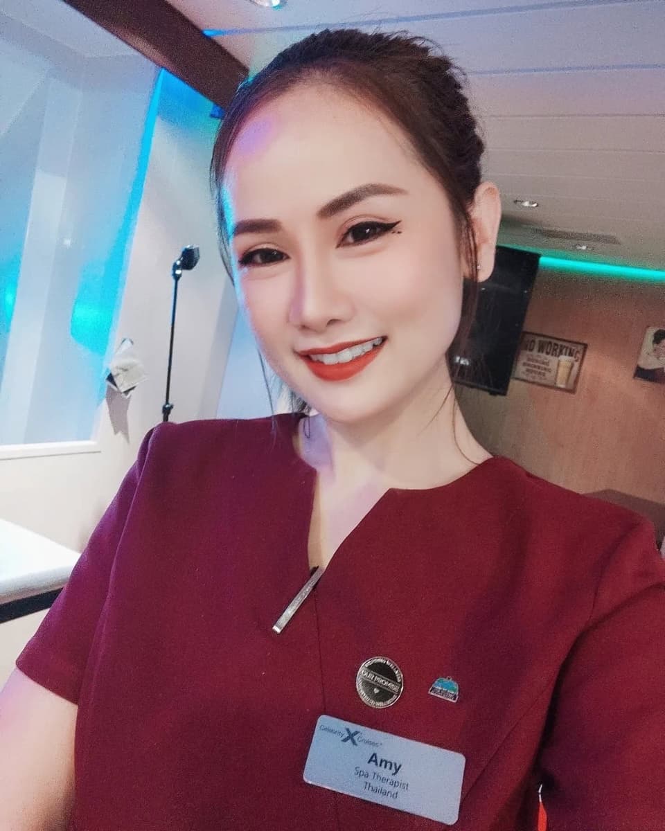 ครูรุ้ง (Amy) Spa Therapist ในชุดยูนิฟอร์มบนเรือสำราญ